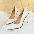 Spitze High Heels mit Metallkette und Nieten