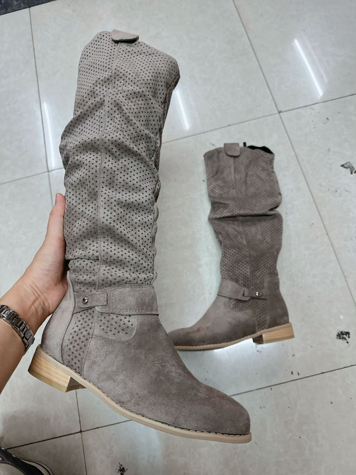 Damenstiefeletten mit seitlichem Reißverschluss und niedrigem Absatz