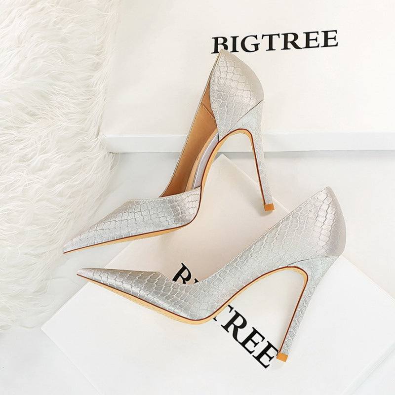 Elegante Satin-Pumps mit Stilettoabsatz und Schlangenmuster