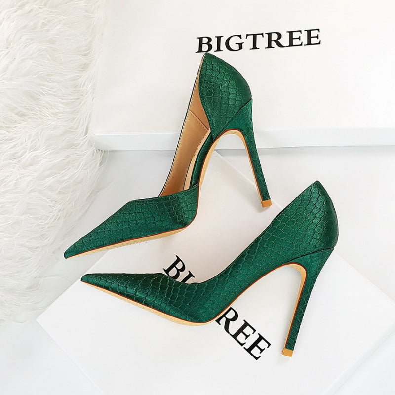 Elegante Satin-Pumps mit Stilettoabsatz und Schlangenmuster