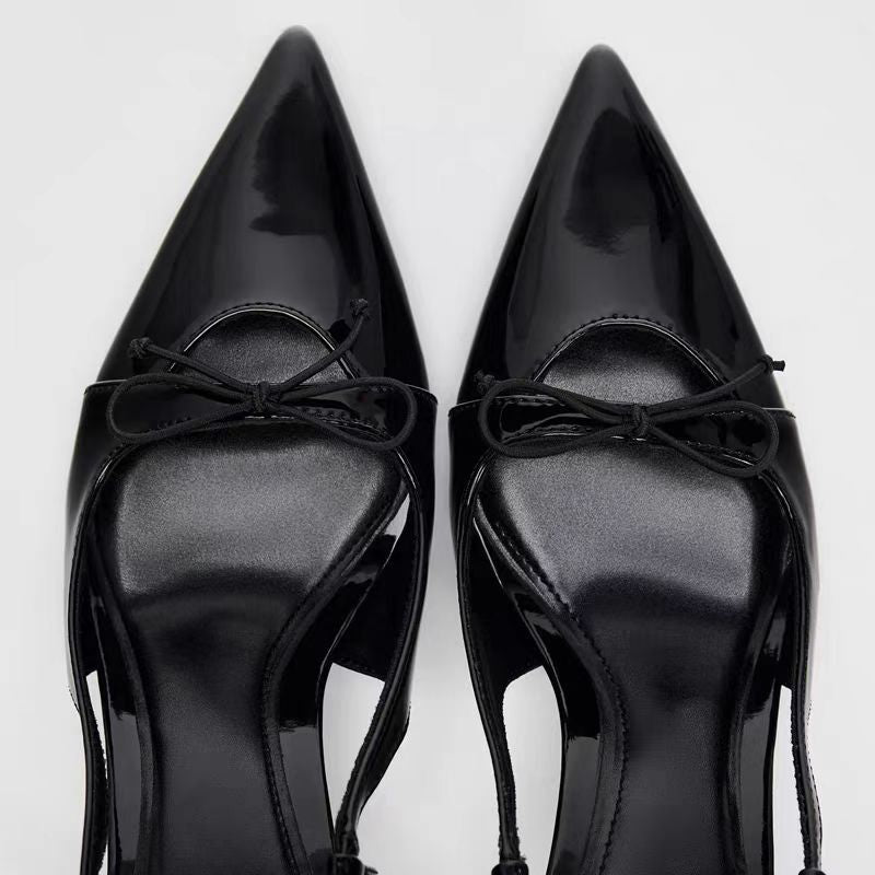 Schwarze Lackleder-Sandaletten mit Schleifendetail