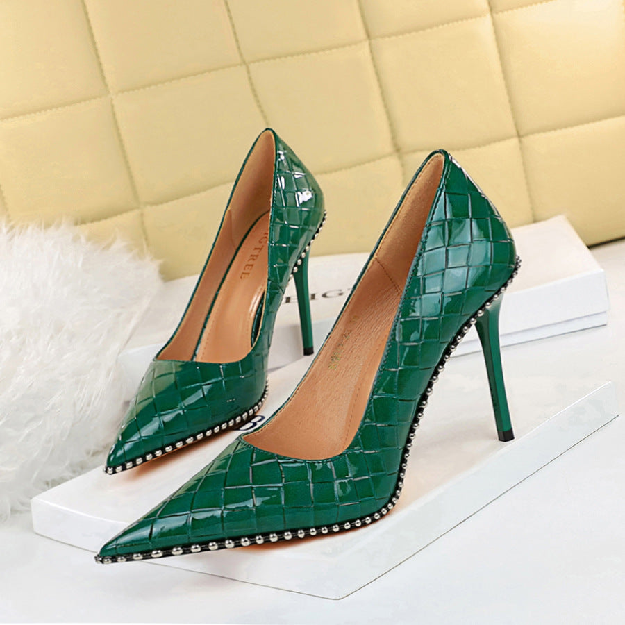 Spitze High Heels mit Metallkette und Nieten