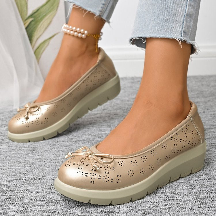 Goldene Ballerinas mit Schleife und dicker Sohle
