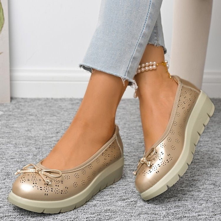 Goldene Ballerinas mit Schleife und dicker Sohle