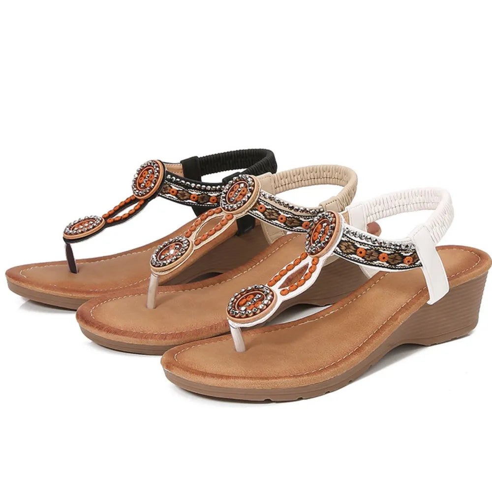 Flache Zehentrenner-Sandalen mit Nieten