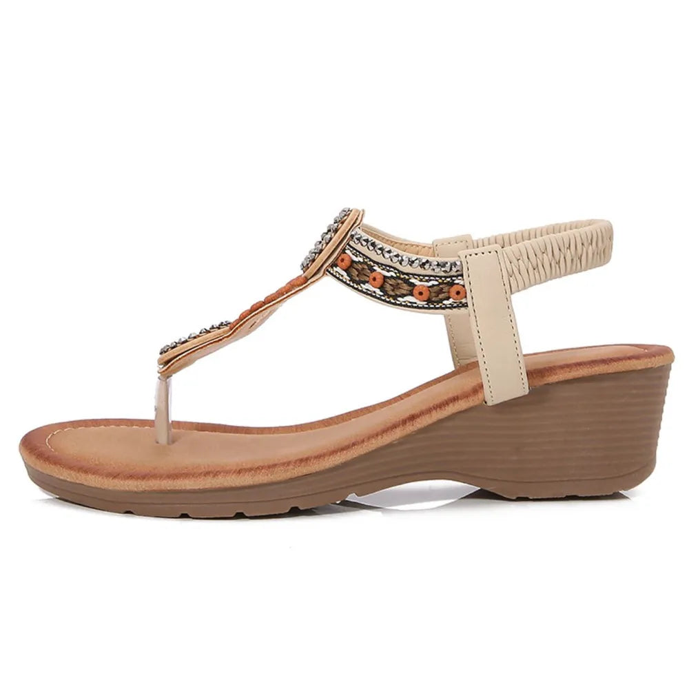 Flache Zehentrenner-Sandalen mit Nieten