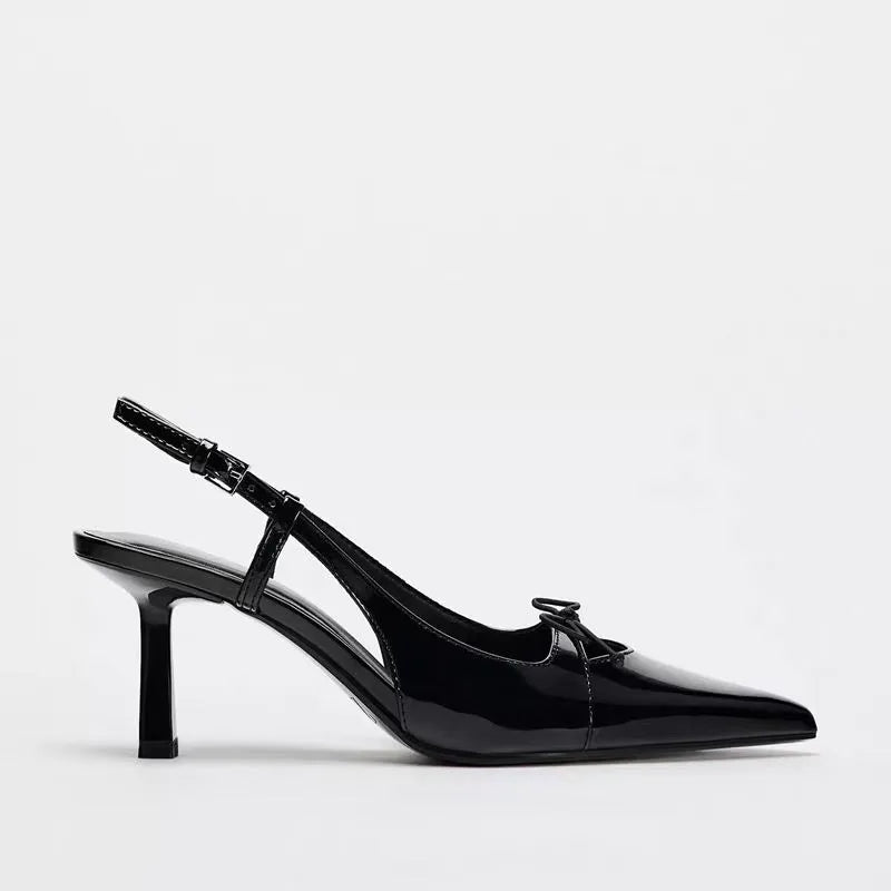 Schwarze Lackleder-Sandaletten mit Schleifendetail