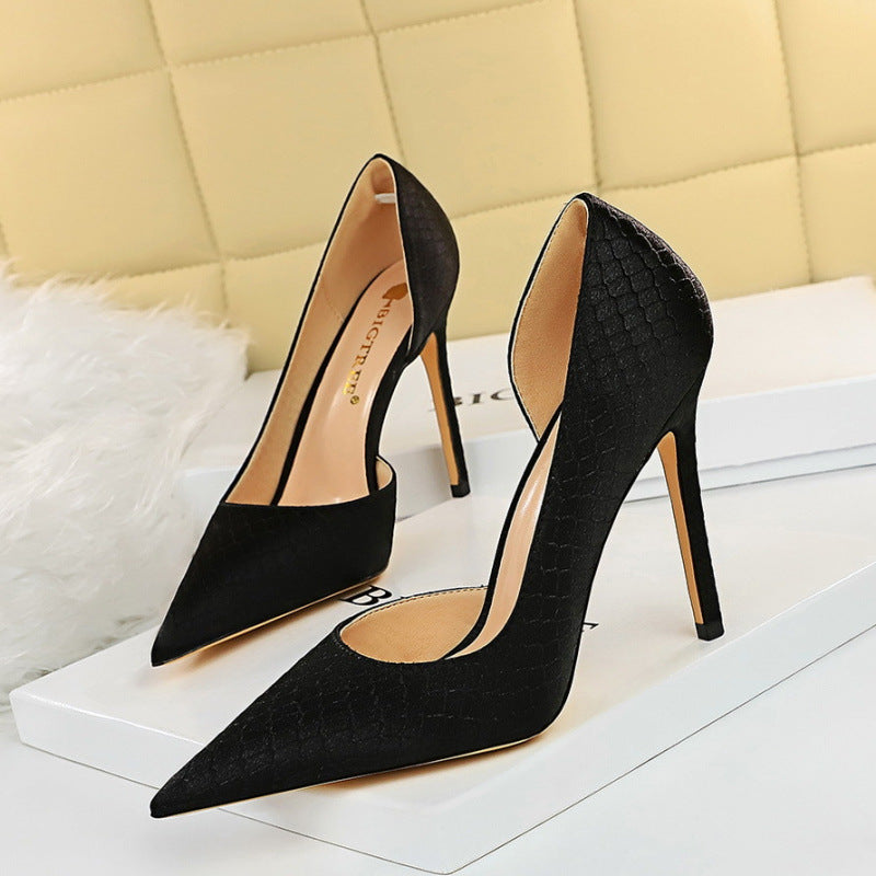 Elegante Satin-Pumps mit Stilettoabsatz und Schlangenmuster