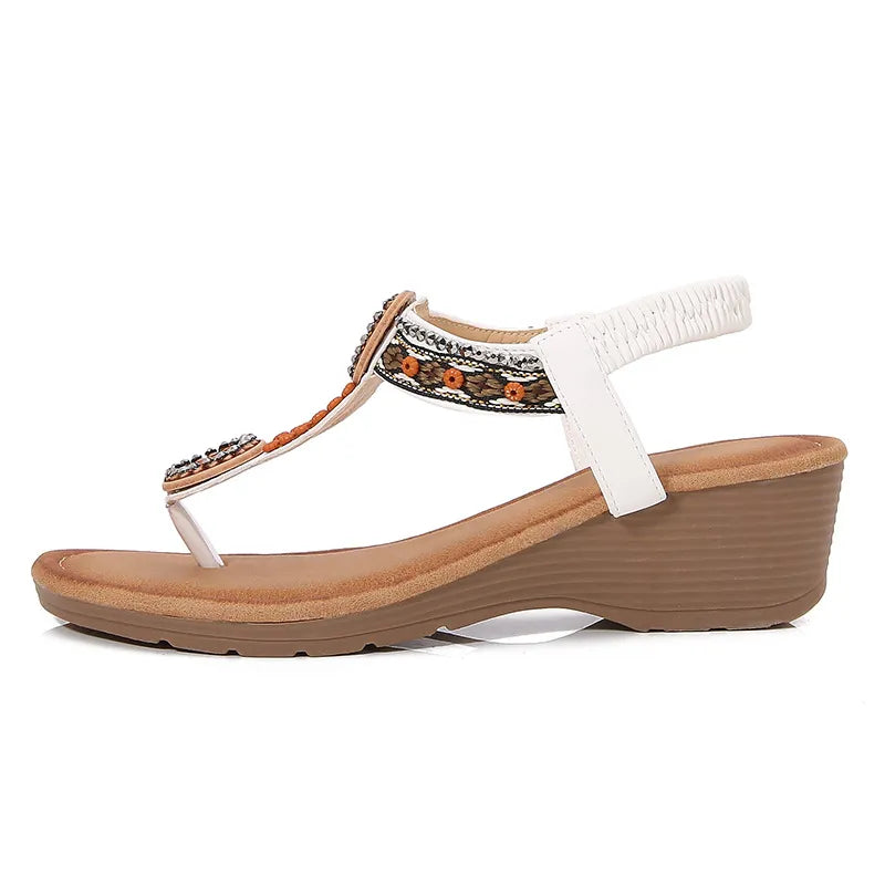 Flache Zehentrenner-Sandalen mit Nieten