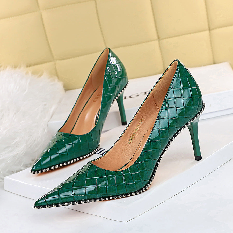 Spitze High Heels mit Metallkette und Nieten