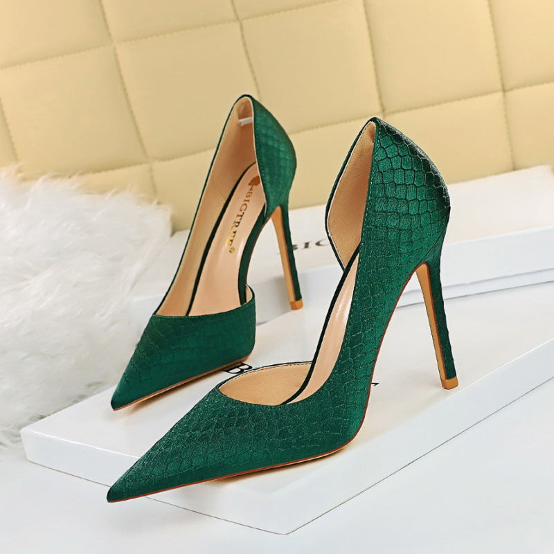 Elegante Satin-Pumps mit Stilettoabsatz und Schlangenmuster