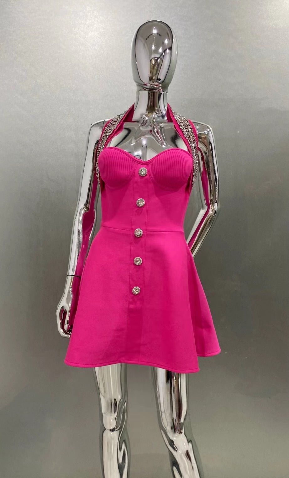 Schwarzes Mini-Bandage-Kleid mit glitzerndem Strassknopf, tailliertem Schnitt und verspieltem Ausschnitt – perfekt für Partys.