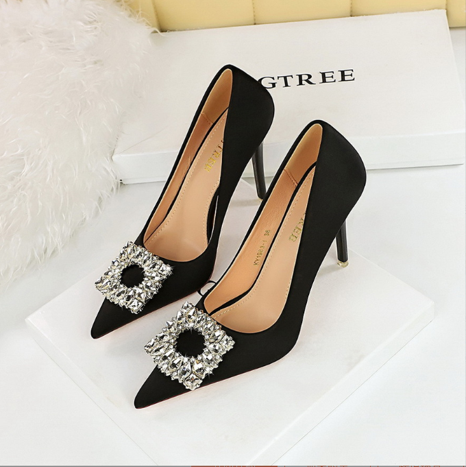 Satin-High-Heels mit Strass-Schnalle