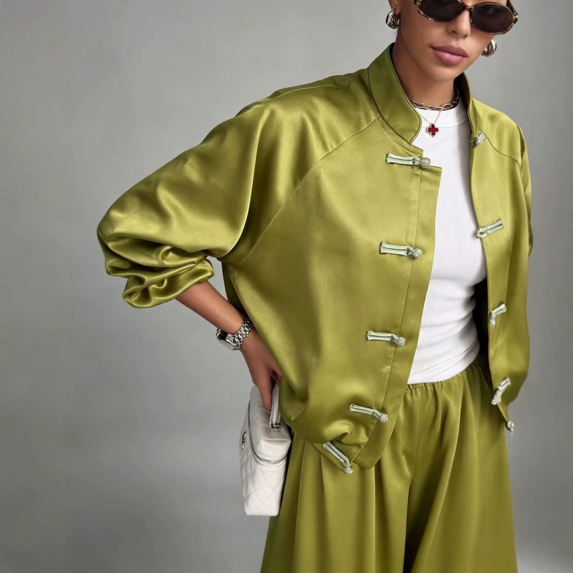Satin-Zweiteiler mit weiter Hose und Oberteil mit Kordelzug