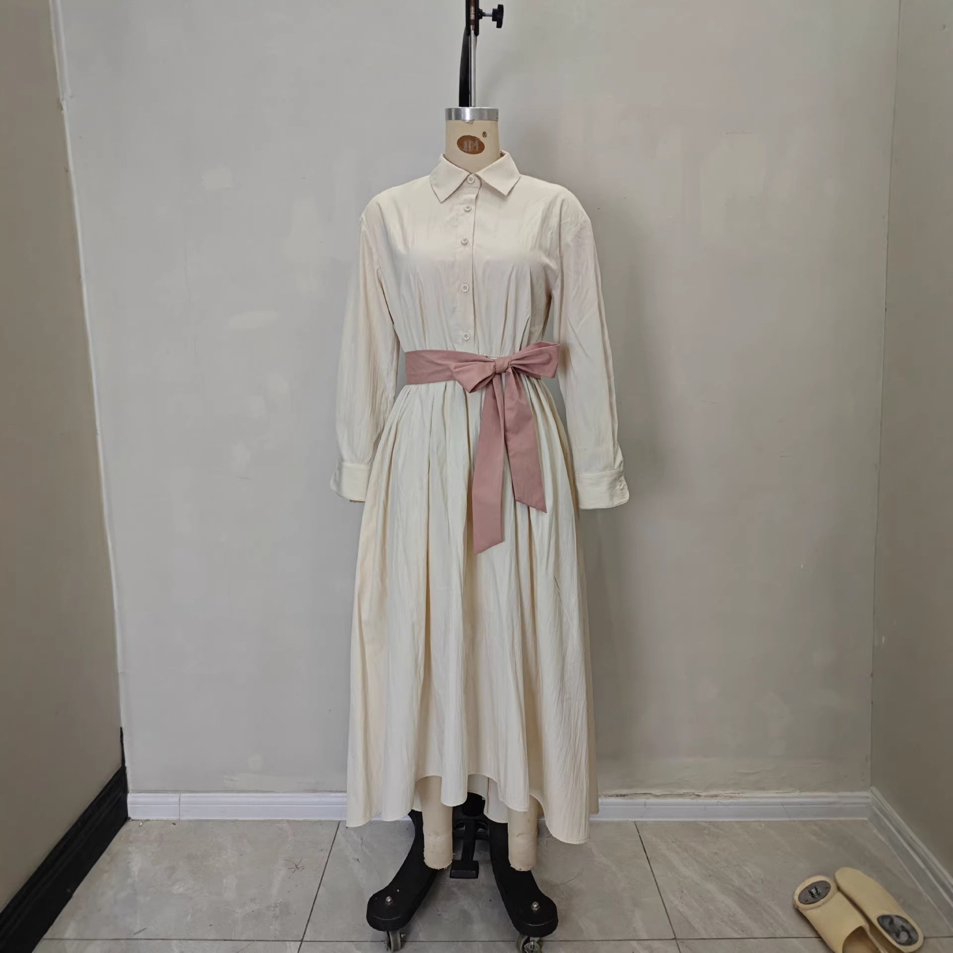 Langes Kleid mit langen Ärmeln, Polokragen und hoher Taille
