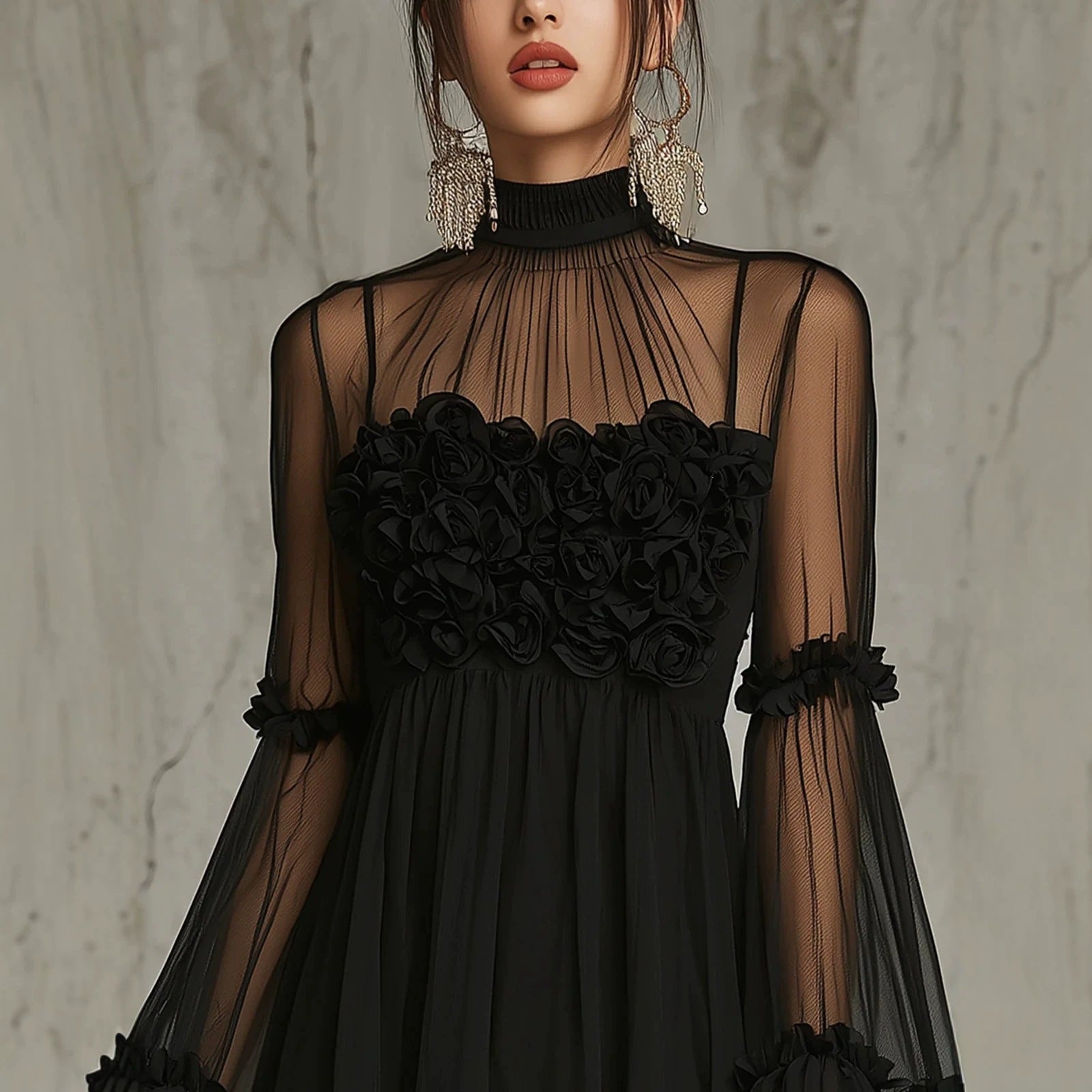 Transparentes Spitzenkleid mit Blumenstickerei, Stehkragen und ausgestellten Ärmel