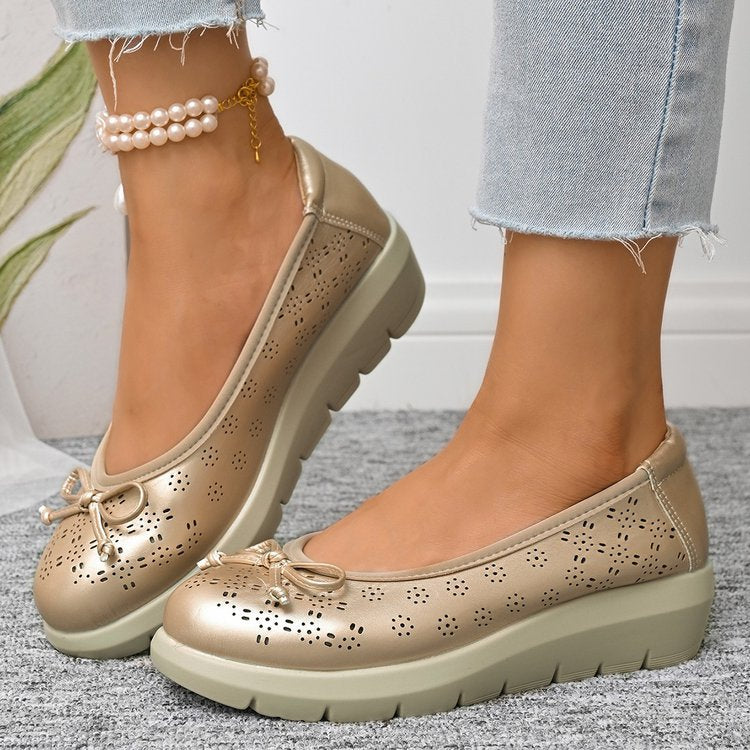 Goldene Ballerinas mit Schleife und dicker Sohle