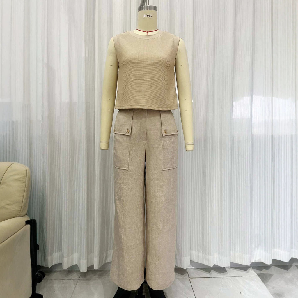 Khaki-Zweiteiler mit gestrickter Weste und weiter Hose
