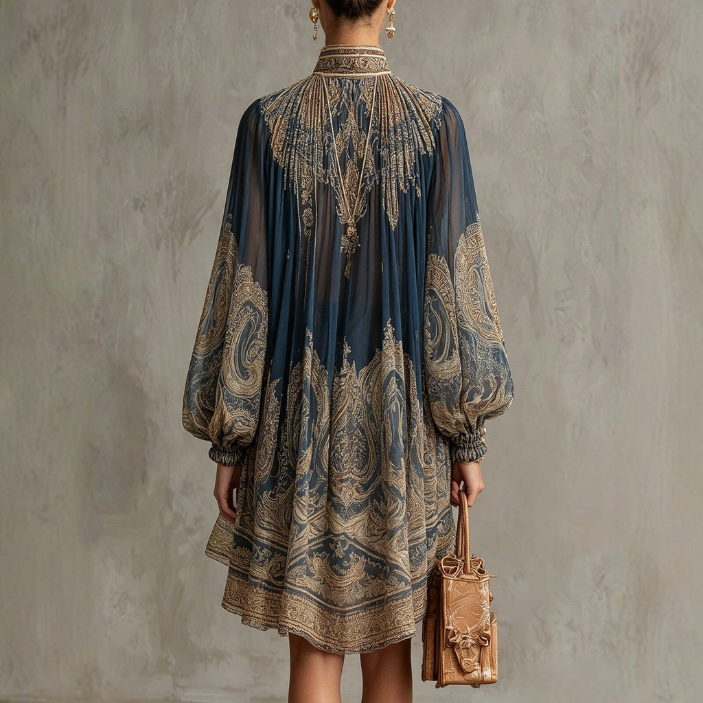 Bedrucktes, lockeres Kleid mit Stehkragen und langen Ärmeln