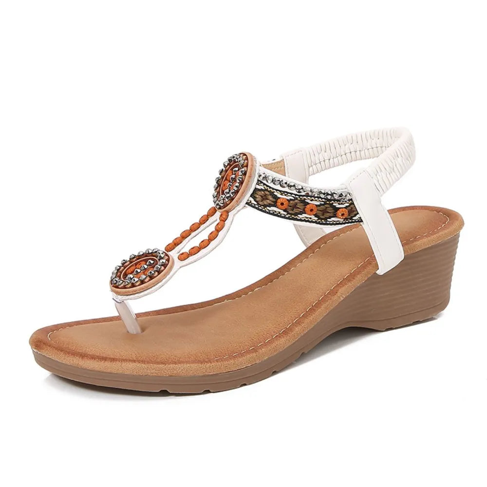 Flache Zehentrenner-Sandalen mit Nieten