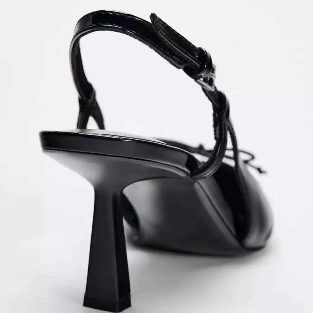 Schwarze Lackleder-Sandaletten mit Schleifendetail