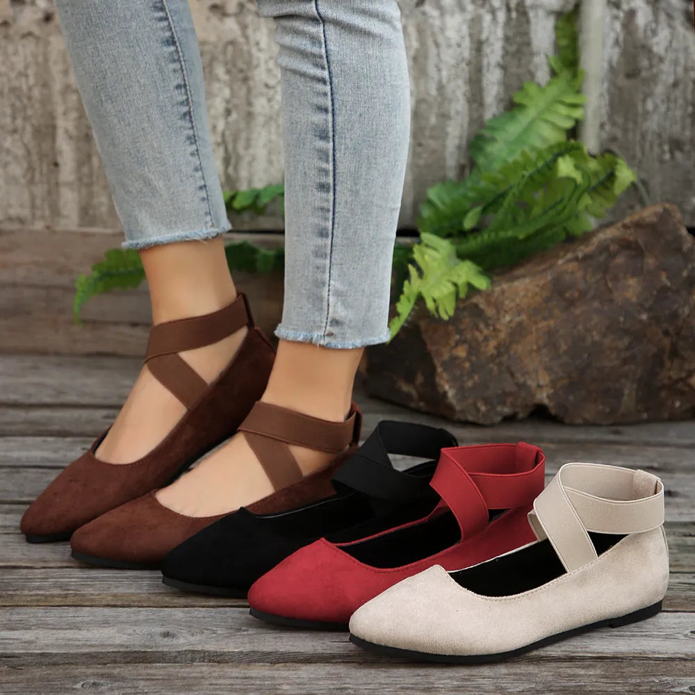 Spitze Slip-On-Ballerinas mit gekreuzten Riemen