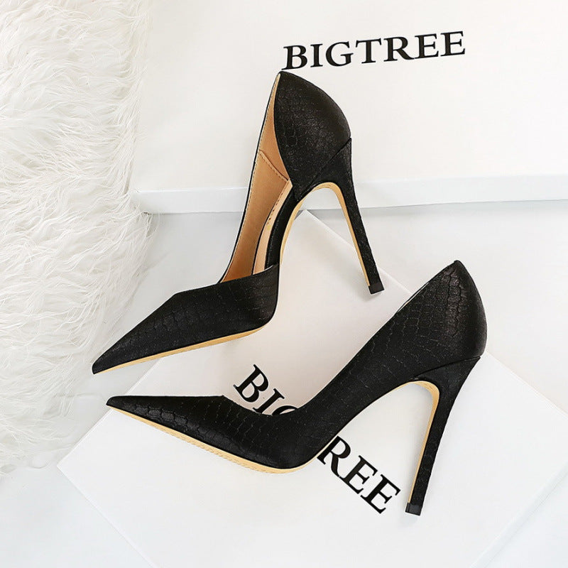 Elegante Satin-Pumps mit Stilettoabsatz und Schlangenmuster