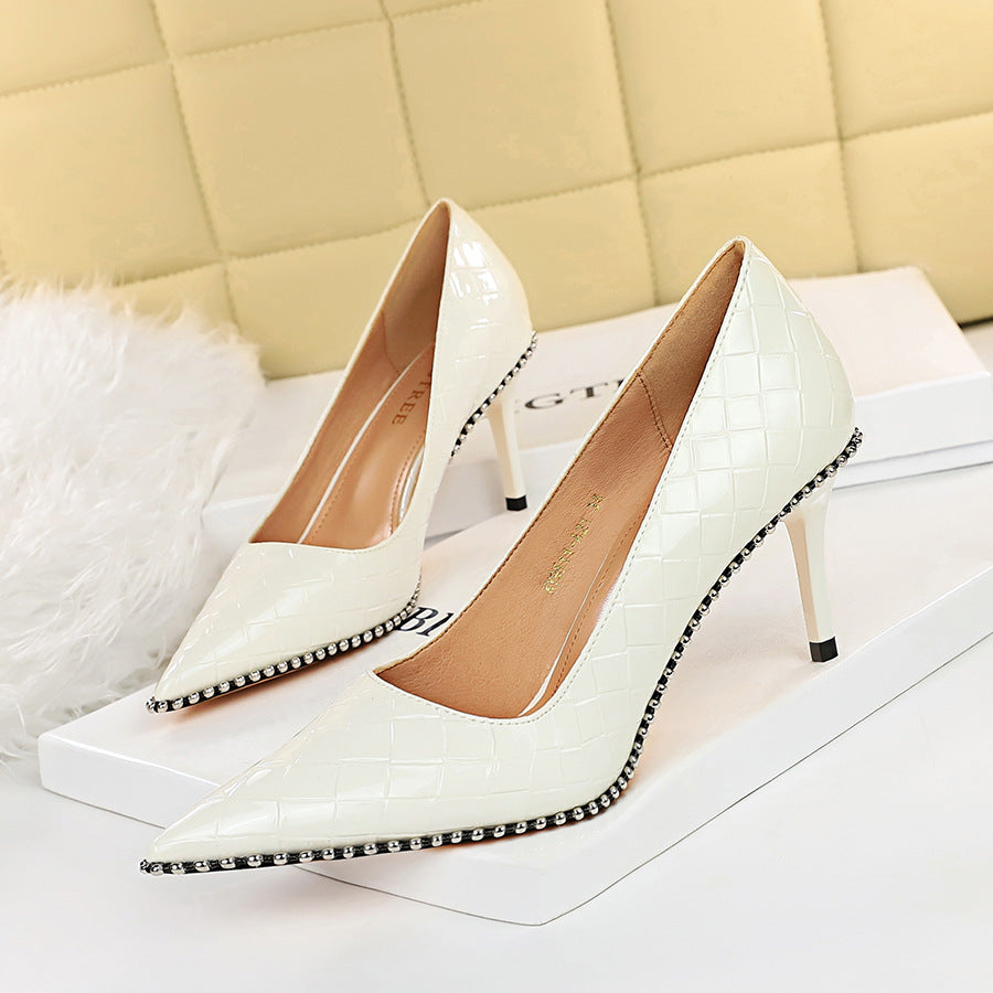 Spitze High Heels mit Metallkette und Nieten