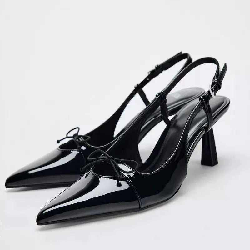 Schwarze Lackleder-Sandaletten mit Schleifendetail